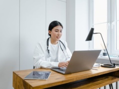 Wcześniejsze rozpoczęcie terapii hormonalnej w okresie okołomenopauzalnym zmniejsza ryzyko raka i zawału