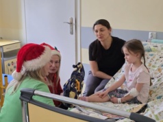 Wyjątkowi goście w piotrkowskim szpitalu. Ręcznie robione prezenty rozjaśniły dzień małym pacjentom
