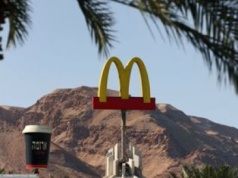 Senior zginął pod okienkiem drive-thru. "Dziwny wypadek" w USA