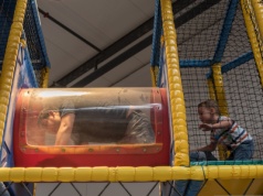 Taki widok w bawialni to codzienność. "Wchodzisz i widzisz to". Internautka ostro: Nienawidzę oceniania