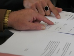 Wielu Polaków wciąż tego nie wie. Umowa próbna bez tego zapisu może zostać unieważniona