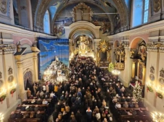 Tłumy w Kalwarii Zebrzydowskiej. Święta w sanktuarium i opowieść, która skłania do myślenia