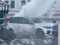 BMW w płomieniach przy Hotelu Cieplice