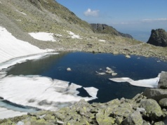 Stawek przez cały rok pokryty lodem. Gdzie można go zobaczyć?
