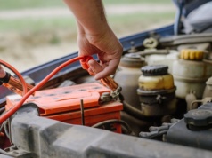 Ładowanie akumulatora: Czy można to zrobić bez odłączania klem