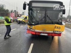 Zderzenie autobusu miejskiego z osobówką na Białołęce. Trzy pasy zablokowane