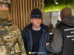 Fałszywy turysta planował zamach na oficera w Ukrainie. Właśnie wyjmował pistolet