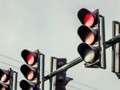 Wciskasz sprzęgło przed światłami? Mechanik już zaciera ręce