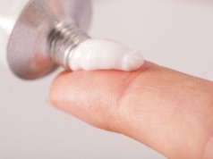 Maść z apteki za mniej niż 10 zł. Zmarszczki przestaną być problemem