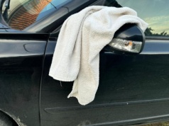 Nie lekceważ białego ręcznika na lusterku. Kryje ważny sygnał dla innych kierowców i służb
