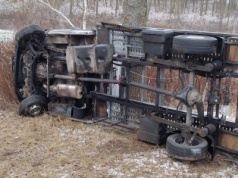 Z trudnymi warunkami na drogach nie radziły sobie nawet lawety. Na DK17 uderzyła w drzewo