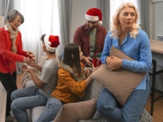 Niechciane towarzystwo podczas świąt. Spotyka połowę z nas. Poznaj 6 ukrytych objawów świątecznej choroby. Kiedy zgłosić się do lekarza?