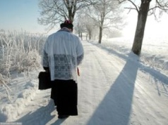 Otworzyć czy udawać, że nikogo nie ma? Polacy o wizycie księdza