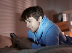 Internet uczy nienawiści? Szkoły mają to odkręcić