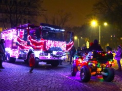 Quad dołączył do wozu. Świąteczny widok przed Szkołą Aspirantów PSP w Krakowie