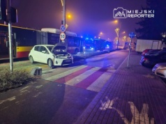 Kierowca Toyoty wpadł w poślizg. Auto wbiło się pod miejski autobus