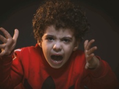 "Czasami bycie zbyt dobrym jest złe" – psycholog: pozwól dziecku się buntować