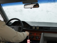 Zamarznięta od wewnątrz przednia szyba? Unikaj tych metod, jeśli szanujesz budżet