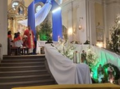 Ksiądz nagle zasłonił się na mszy. Wierni wybuchli śmiechem