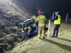Na A1 Mazda przebiła bariery i zjechała do rowu. Dwie osoby trafiły do szpitala