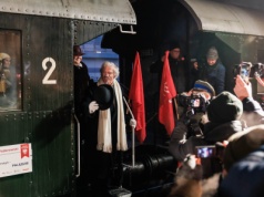 Tłumy na inscenizacji przybycia polityka i kompozytora do Poznania