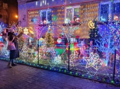 Bielany: najpiękniej udekorowany budynek zachwycił przechodniów. To zdjęcie robi furorę w Internecie. "Jak tu bajecznie"