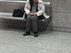 W metrze Młociny siedzi bezdomny mężczyzna. Jest trzeźwy. Mieszkanka szuka dla niego pomocy