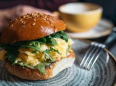 Zapomnij o owsiance i nudnych kanapkach. Ten śniadaniowy burger wymiata