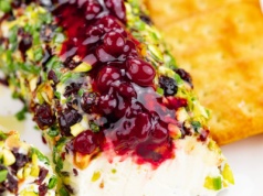 Roladka serowa z żurawiną i pistacjami