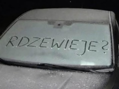 Wściekły posiadacz Mazdy szuka autora tego napisu. Ma go na kamerach