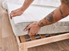 Sięgnij do apteczki, zmieszaj z wodą i spryskaj materac