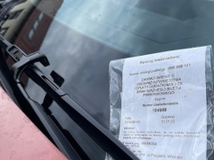 Kartka za parkowanie pod sklepem. Prawnik: to nie mandat