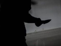 Usłyszał zarzut usiłowania wielokrotnego zabójstwa. Swoje ofiary dźgał nożem i oblewał żrącą chemią