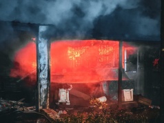 Nocny pożar kontenerów usługowych na terenie targowiska przy Bakalarskiej