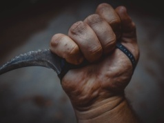 Paryż: trzy ataki nożownika na kobiety w metrze. Napastnik to nielegalny imigrant