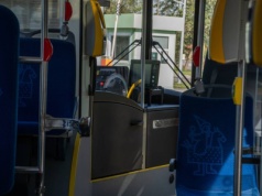 Zwyzywali kobietę w autobusie. Jej syn nie zamierza odpuścić. 