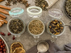 Te zioła warto pić na jelita. Zmniejszą stan zapalny, zlikwidują gazy i wzdęcia. Co pić na biegunkę, a co na zaparcia?