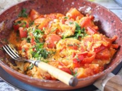 W Bułgarii jajecznicę robią inaczej. Podpatrzyłam przepis i smażę co weekend