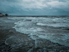 Ogromny wiatr i gigantyczne fale. Ekstremalny sztorm wywołał paraliż komunikacyjny