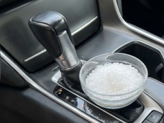 Nie kupuj drogich pochłaniaczy wilgoci. Kuchenny składnik załatwia sprawę zaparowanych szyb