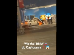 20-latek w BMW stracił panowanie nad pojazdem i... uderzył w drzwi Castoramy
