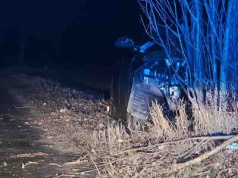 Pijany kierowca uderzył Oplem w drzewo. Ranny trafił do szpitala