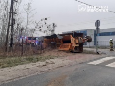 Pługopiaskarka na boku pod Warszawą. “Było ślisko”