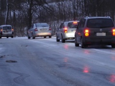 Jak jeździć, gdy panuje gołoledź? Jest kilka podstawowych zasad