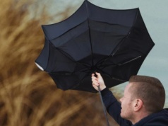 Silny wiatr! RCB ostrzega mieszkańców trzech miast i czterech powiatów. Zobacz, gdzie