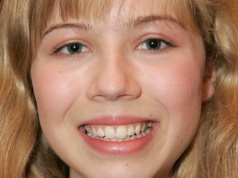 "Krzyczałam z bólu, gdy henna zalewała mi oczy". To mama zgotowała jej piekło