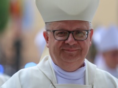 Bp Andrzej Czaja do pracujących za granicą: sięgajcie częściej po Słowo Boże