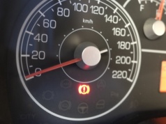 Czerwona kontrolka z wykrzyknikiem. Nie wygląda groźnie, a potrafi zatrzymać auto