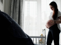 Kobieta urodziła w domu bez pomocy położnej i zmarła. "Wolne porody" to niebezpieczna moda