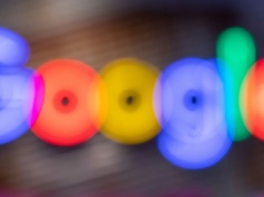 Google AI oskarżyło znanego muzyka o najgorsze. Koncert odwołano, bo algorytm „pomylił osoby”